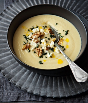 Pastinaken-Apfel-Suppe mit Walnüssen, Feta und Knusper-Petersilie