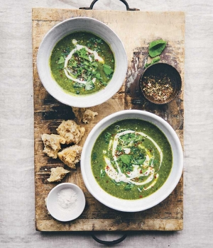 Erbsen-Spinat-Suppe mit Quinoa und Wasabi-Sahne