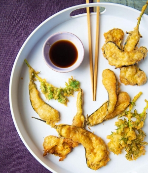 Auberginen- und Mizuna- Tempura mit Ponzu- Joyu-Sauce