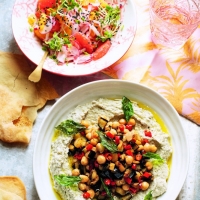 Baba Ganoush und Tahini-Fladenbrot mit Radieschen-rosa-Grapefruit-Orangen-Salat