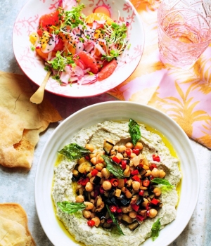 Baba Ganoush und Tahini-Fladenbrot mit Radieschen-rosa-Grapefruit-Orangen-Salat