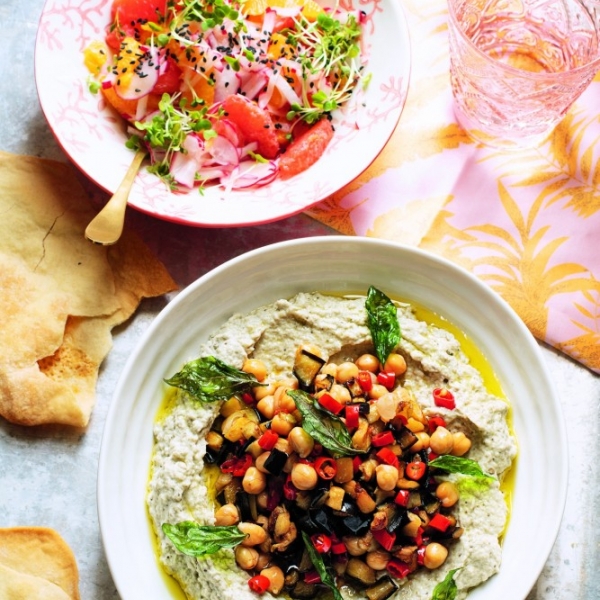 Baba Ganoush und Tahini-Fladenbrot mit Radieschen-rosa-Grapefruit-Orangen-Salat