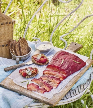 Rote-Bete-Lachs mit Meerrettich-Estragon-Creme