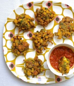 Mais- und Paneer-Bhajis mit scharfem Tomatenchutney