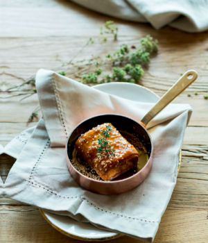 Blätterteigtaschen mit Feta, Honig und Sesam