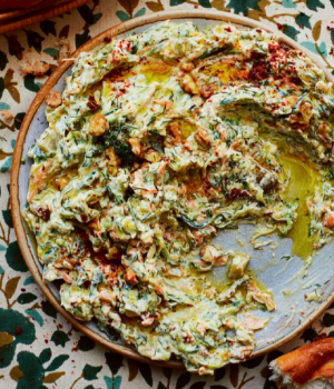 Zucchini und Karotten mit Walnüssen und Knoblauch in Joghurt