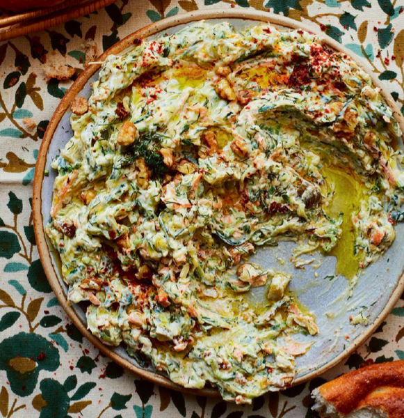 Zucchini und Karotten mit Walnüssen und Knoblauch in Joghurt