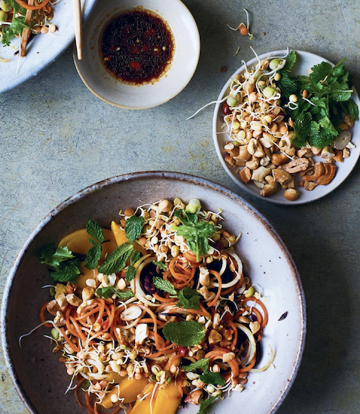 Knackiger Thai-Salat mit Cashewnüssen und Sprossengemüse