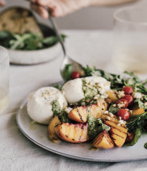 Gegrillter Pfirsich- Burrata-Salat mit knusprigen Bröseln