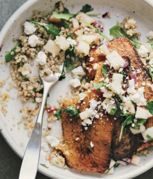 Butternutkürbis-Steaks mit grünem Apfelrelish