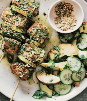 Grüne Harissa-Lachs-Spieße mit Pfirsich- Gurken-Salat
