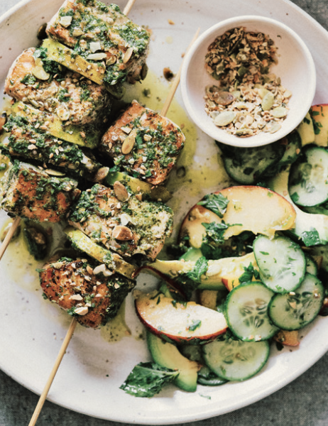 Grüne Harissa-Lachs-Spieße mit Pfirsich- Gurken-Salat