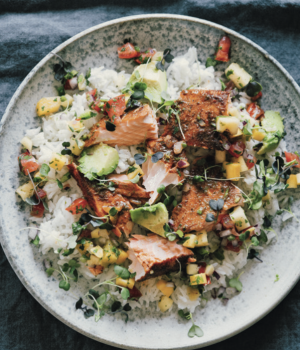 Schwarzer Lachs mit tropischer Pico