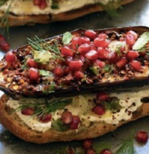 Oliven-Sauerteig mit Aubergine, frischem Kräuter-Labneh sowie Limetten-Minz-Salsa