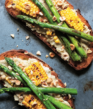 Spargel-Mais-Bruschetta mit Artischocke, Zitronenpesto und Haselnüssen