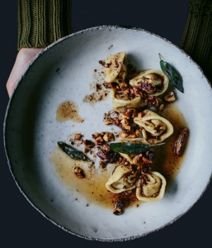 Butternuss-Tortellini an brauner Butter mit Haselnüssen und Knusper-Salbei