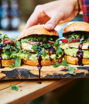 Gegrillte Halloumiburger mit Avocadopüree