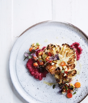 Blumenkohl-Steak mit Rote-Bete-Hummus