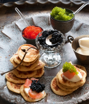 Sauerteig-Blinis mit Zitrone und dreierlei Kaviar