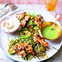 Hähnchenspieße mit Tahini auf Couscous-Quinoa-Zucchini-Salat plus Pesto und cremigem Feta