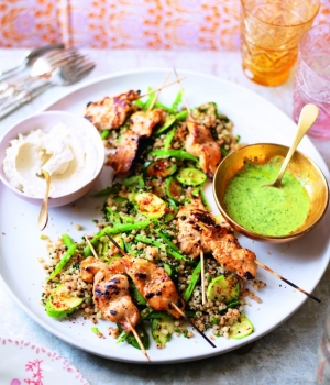 Hähnchenspieße mit Tahini auf Couscous-Quinoa-Zucchini-Salat plus Pesto und cremigem Feta