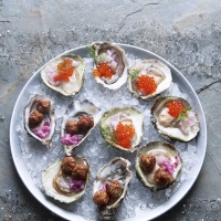 Austern mit Schalotten und Forellenkaviar