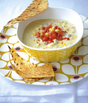 Mais- und Meeresfrüchte Chowder mit Chili- Tortillachips