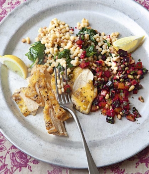 Rote-Bete-Salsa mit Fregola Sarda, Spinat, Hähnchen und Feta