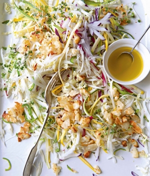 Krautsalat aus Fenchel, Chinakohl und Zucchini mit Halloumi-Krümeln und Honig-Zitronen-Dressing