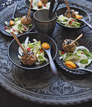 Hühnerfleisch-Bällchen mit weißem Miso und Sesam an Fenchelsalat mit Karotten-Dressing