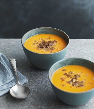 Kürbissuppe mit süß gerösteten Saaten