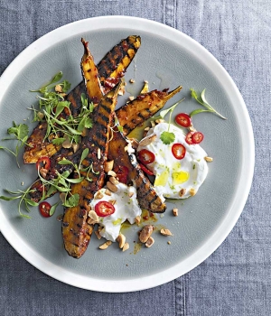 Mit Harissa glasierte Aubergine an Kokosjoghurt