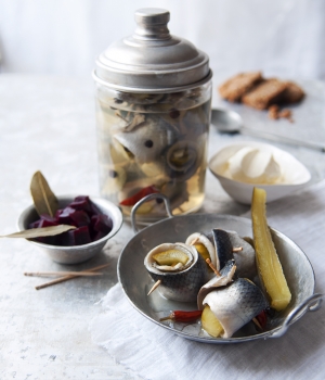 Rollmops mit Roter Bete und Crème fraîche