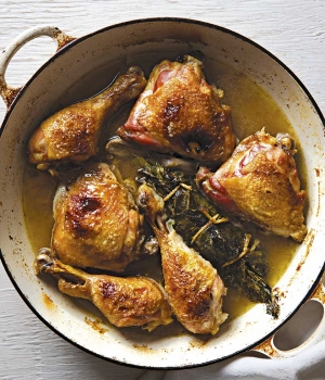 Geschmorte Hähnchenschenkel mit Feigenblättern und Bohnen-Joghurt-Crème