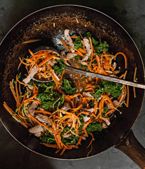 Stir-Fry mit Karotten, Grünkohl und Ingwer