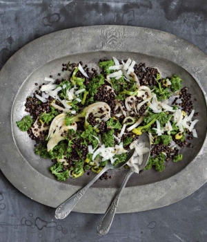 Belugalinsen und sautierter Grünkohl mit Fenchel und Sardellen-Dressing