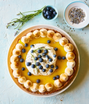 Lemon-Curd-Tarte mit Baiser-Tupfern, Lavendel-Kruste und Blaubeeren