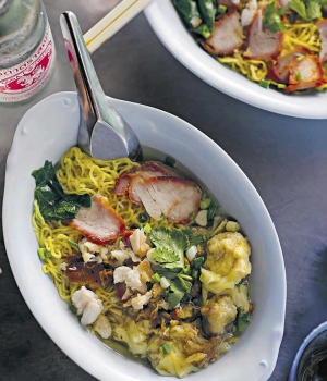Hakka-Nudeln mit Hähnchen und Lap Cheong aus dem Wok