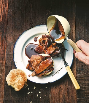 Biscuits mit Redeye- Gravy-Sauce