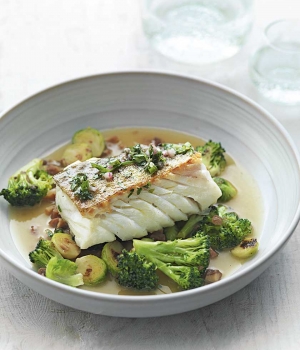 Gedünsteter Kabeljau mit Kräuter-Vinaigrette, geröstetem Brokkoli und Rosenkohl