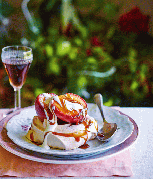 Baisers mit gegrillten Pfirsichen und Pedro-Ximenez-Toffeesauce