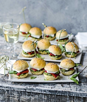 Mini-Burger mit Feta und Pesto