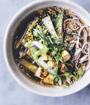 Miso-Suppe mit Ingwer, Tofu, Sobanudeln und Shiitakepilzen