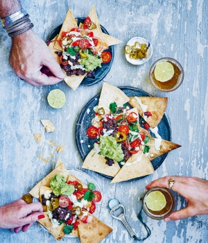 Nachos mit schwarzen Bohnen, veganer Käsesauce und Salsa