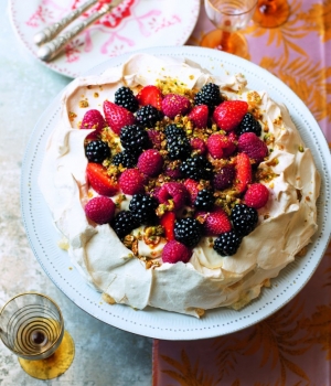 Pavlova mit Tahini-Creme, Sesam-Pistazien-Krokant und Beeren