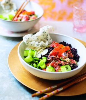 Donburi-Bowl mit schwarzem Gaba-Reis, Frühlingszwiebeln, Gurke, Fenchel und Sesam-Reis-Crackern