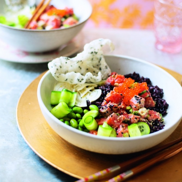 Donburi-Bowl mit schwarzem Gaba-Reis, Frühlingszwiebeln, Gurke, Fenchel und Sesam-Reis-Crackern