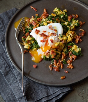 Pastinaken und Grünkohl mit einem Pancetta-Dressing und pochierten Enteneiern