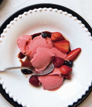 Erdbeer-Balsamico-Eis mit in Balsamico eingelegten Beeren