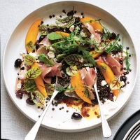 Balsamico-Beluga-Linsen mit Prosciutto, Mango, Feta, schwarzen Oliven und Blattsalatmix